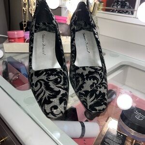 Vaneli Women's Black and Silver Patterned Flats